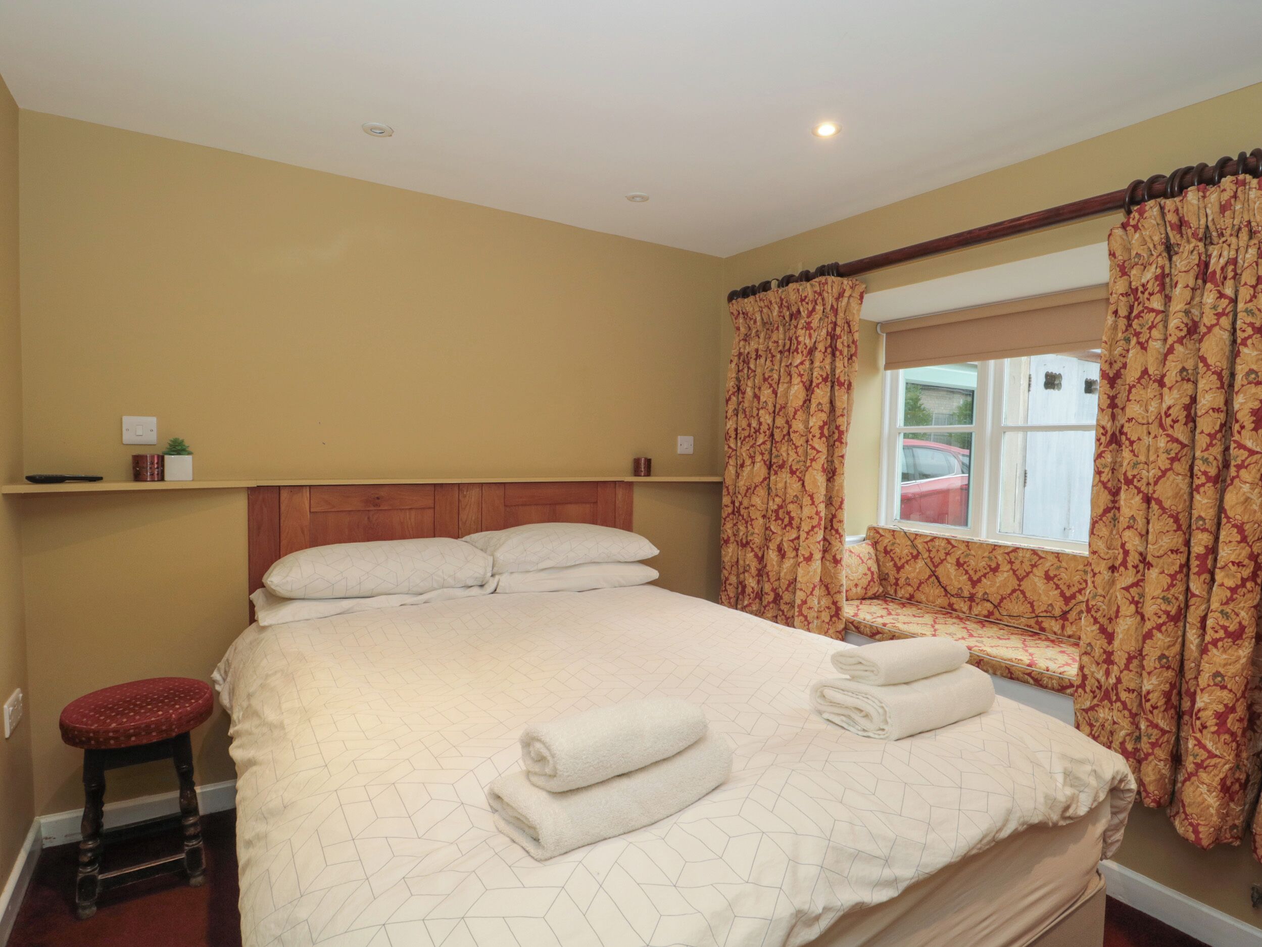 1 Schlafzimmer, individuell dekoriert, individuell eingerichtet