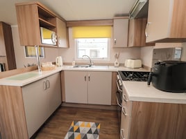 Frigorífico, hervidor eléctrico, tostadora y utensilios de cocina