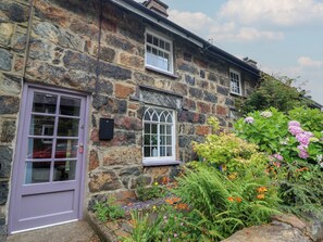 Cottage | Exterior detail - Riverside Cottage (Caernarfon)