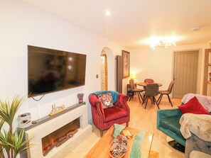 Flat-screen TV, video-game console - Orchard Retreat Staycation (Boston)