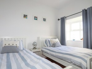 3 bedrooms, individually decorated, individually furnished, free WiFi - School House (Ty Croes)