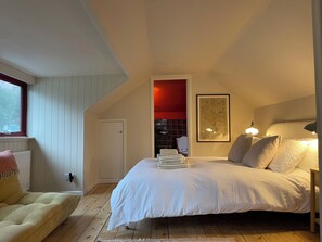 2 quartos, individualmente decorados, individualmente mobiliados