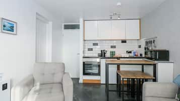 Refrigerador, tetera eléctrica, tostadora y utensilios de cocina