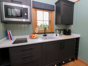 Cottage | Private kitchen | Fridge, electric kettle, toaster, cookware/dishes/utensils