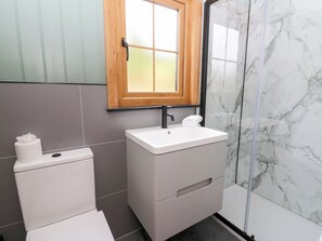 Cottage | Bathroom | Shower