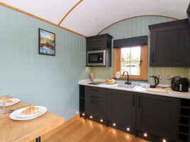 Cottage | Private kitchen | Fridge, electric kettle, toaster, cookware/dishes/utensils