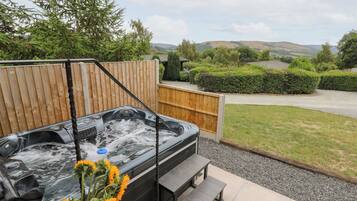 Cottage | Outdoor spa tub