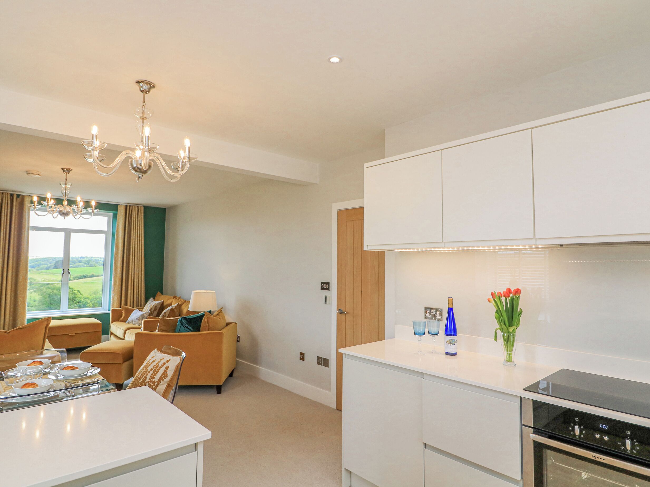 Een koelkast, een vaatwasser, kookgerei, borden en bestek