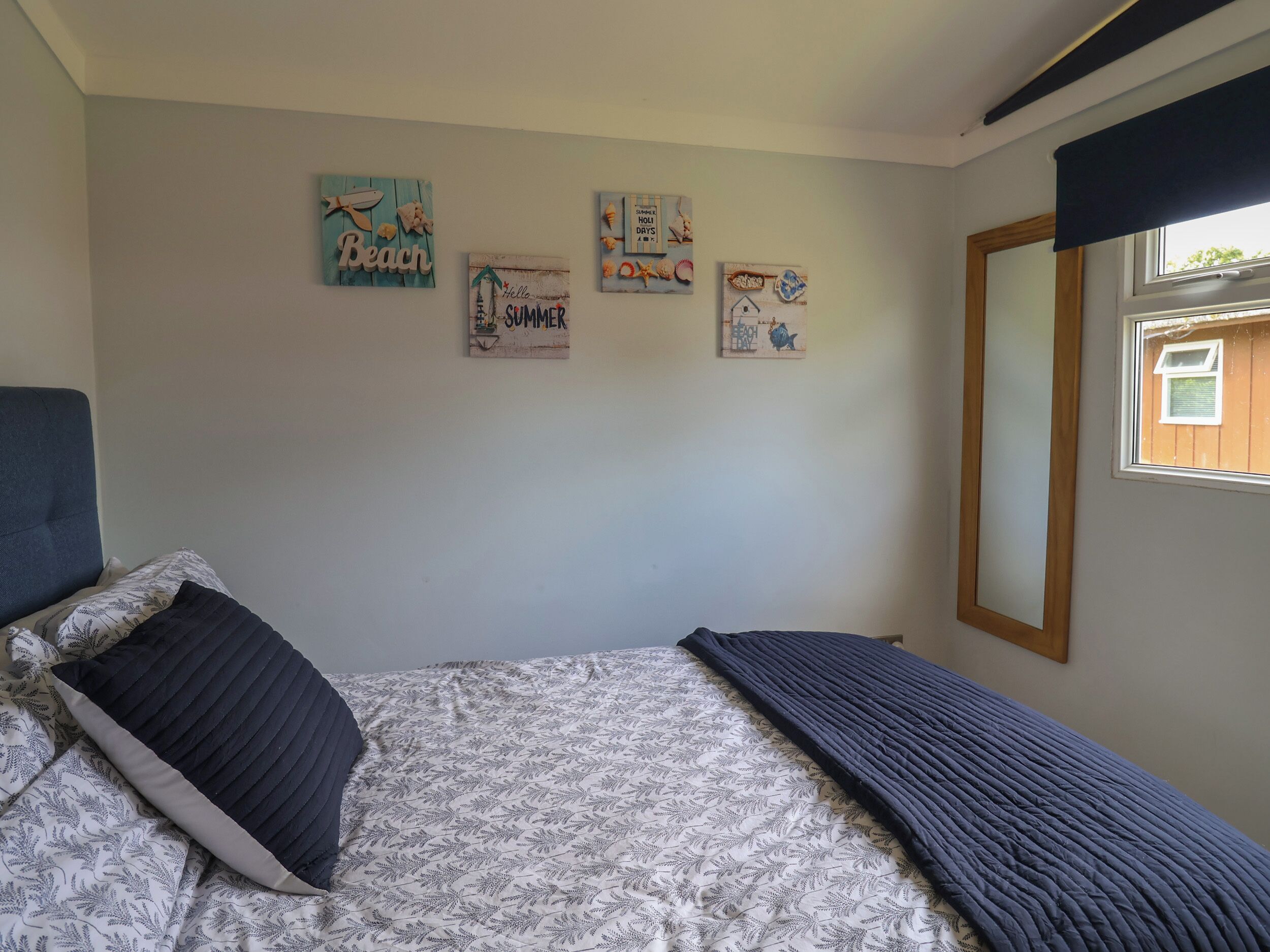 Una camera da letto con un letto, una finestra e decorazioni alle pareti.
