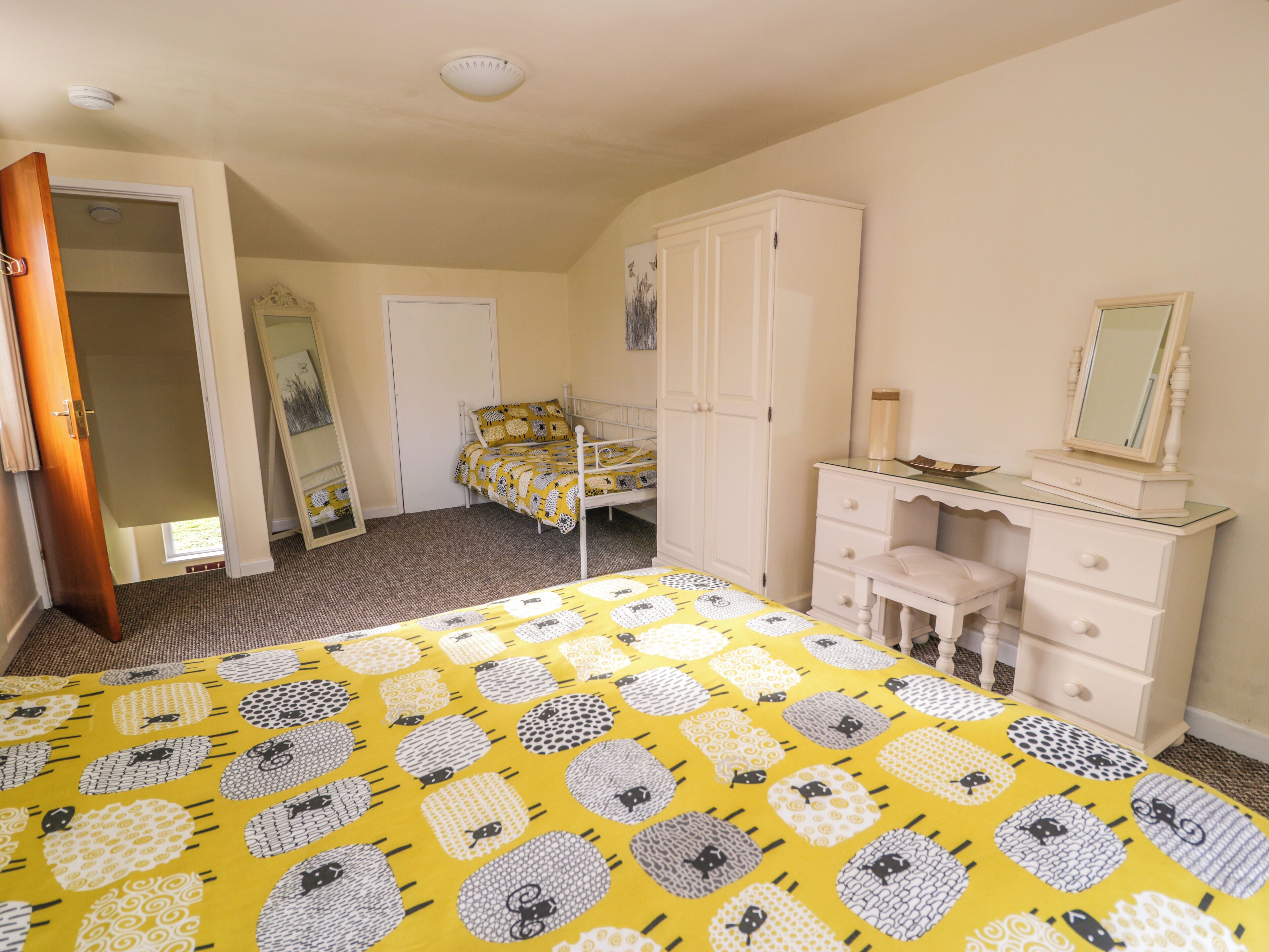 1 bedroom, individually decorated, individually furnished, free WiFi