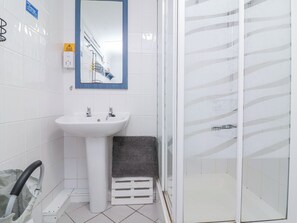 Shower - 43 Sea Valley (Bideford)