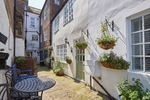 Outdoor dining - Jet Cottage (Whitby)