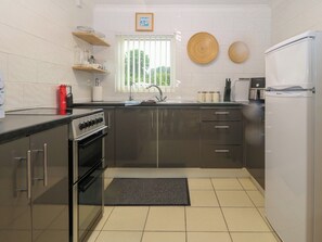 Réfrigérateur, bouilloire électrique, grille-pain