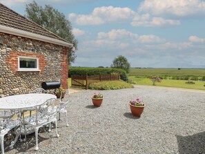 Outdoor dining - Flint Cottage (Great Yarmouth)