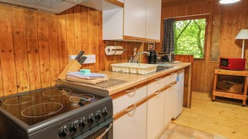 ثلاجة، غلّاية كهربائية، محمصة خبز، مستلزمات طهي/أطباق/أوعية