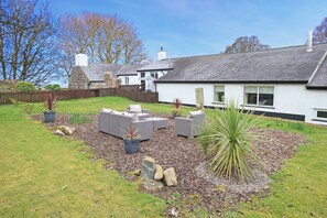 Property grounds - Igamogam (Caernarfon)