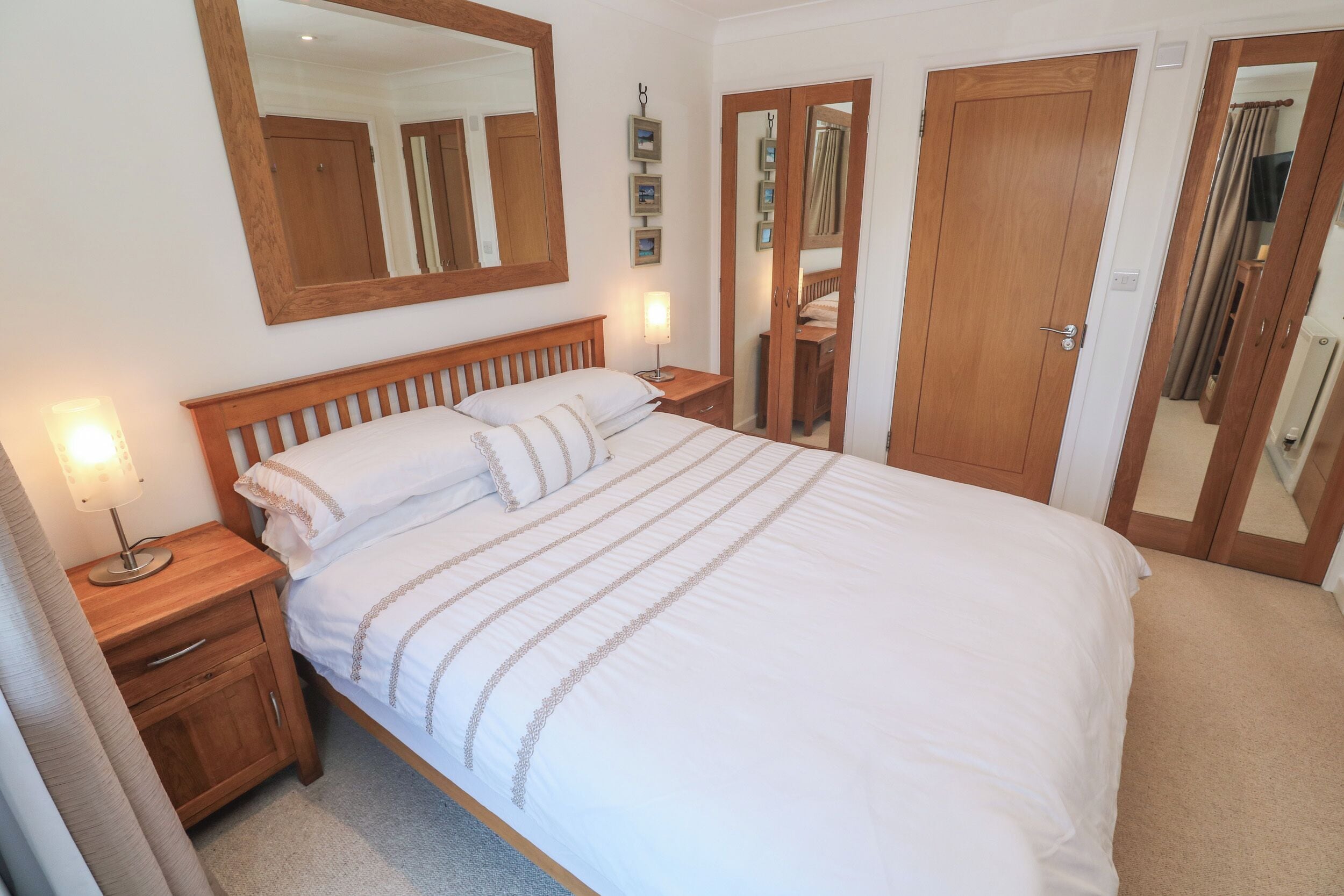 2 Schlafzimmer, individuell dekoriert, individuell eingerichtet