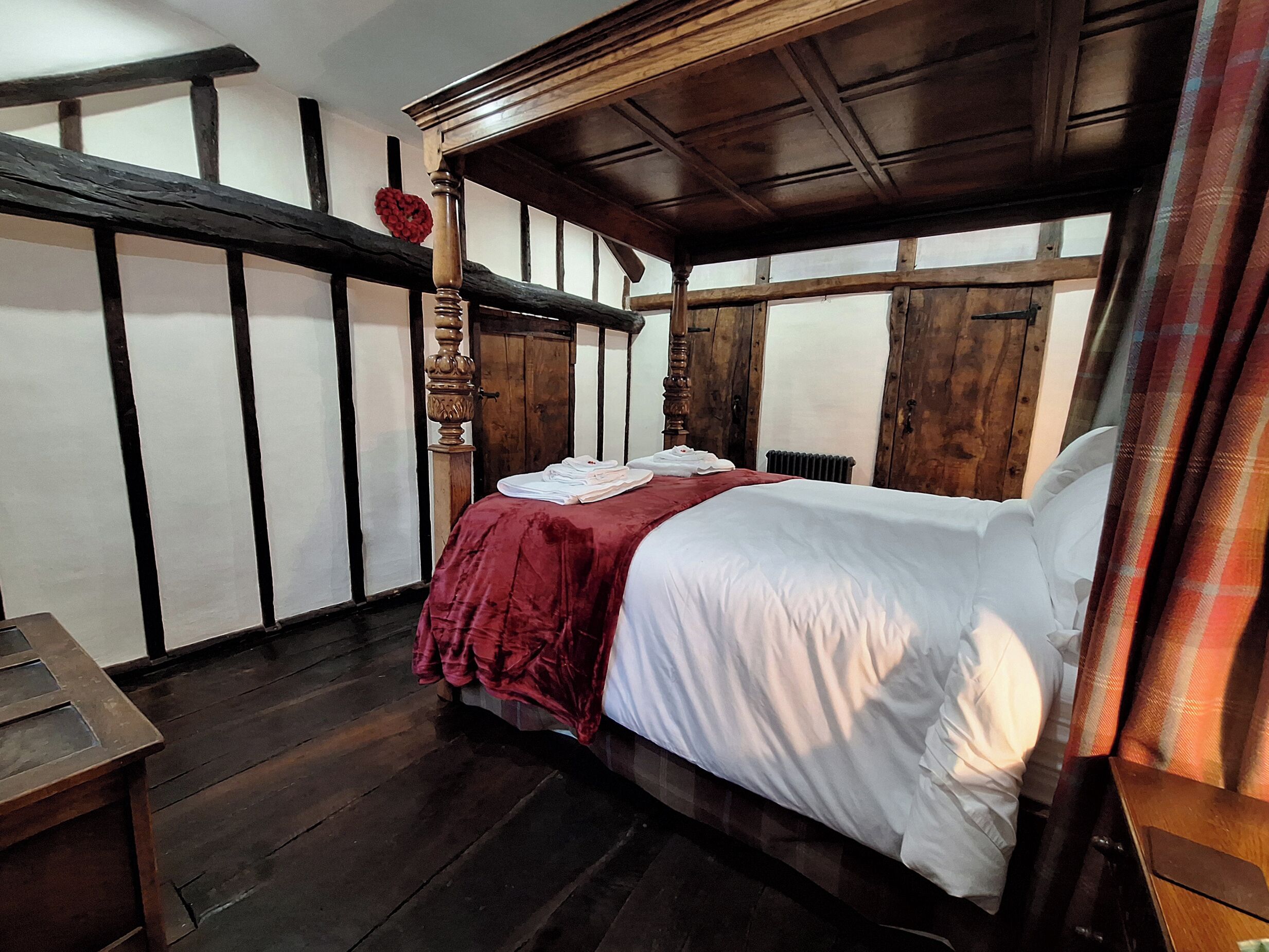 2 Schlafzimmer, individuell dekoriert, individuell eingerichtet