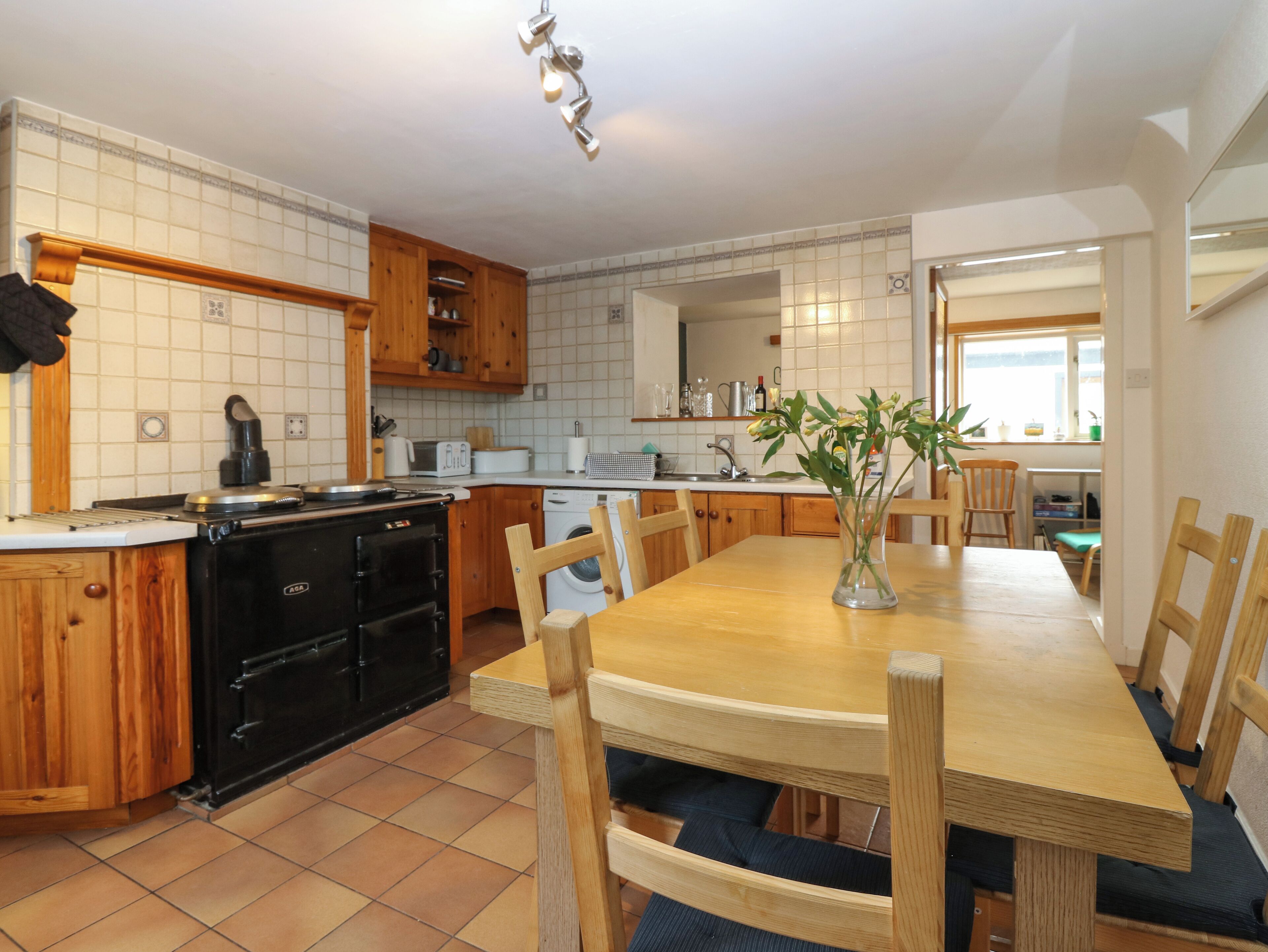 Lemari es, ketel listrik, dan pemanggang roti