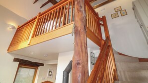 Eine Holztreppe mit Holzgeländer und einer Holzwange.