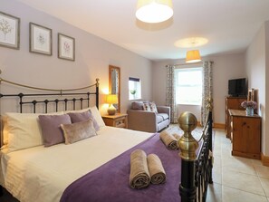 3 makuuhuonetta, yksilöllisesti sisustettu, yksilöllisesti kalustettu