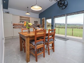 Dining - Elliw (Ruthin)
