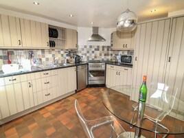 雪櫃、洗碗機、電熱水壺、多士爐