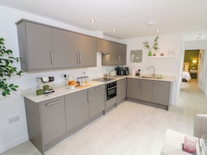 Kühlschrank, Geschirrspüler, Wasserkocher, Toaster