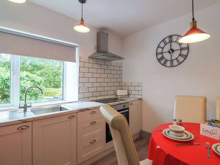 Réfrigérateur, bouilloire électrique, grille-pain