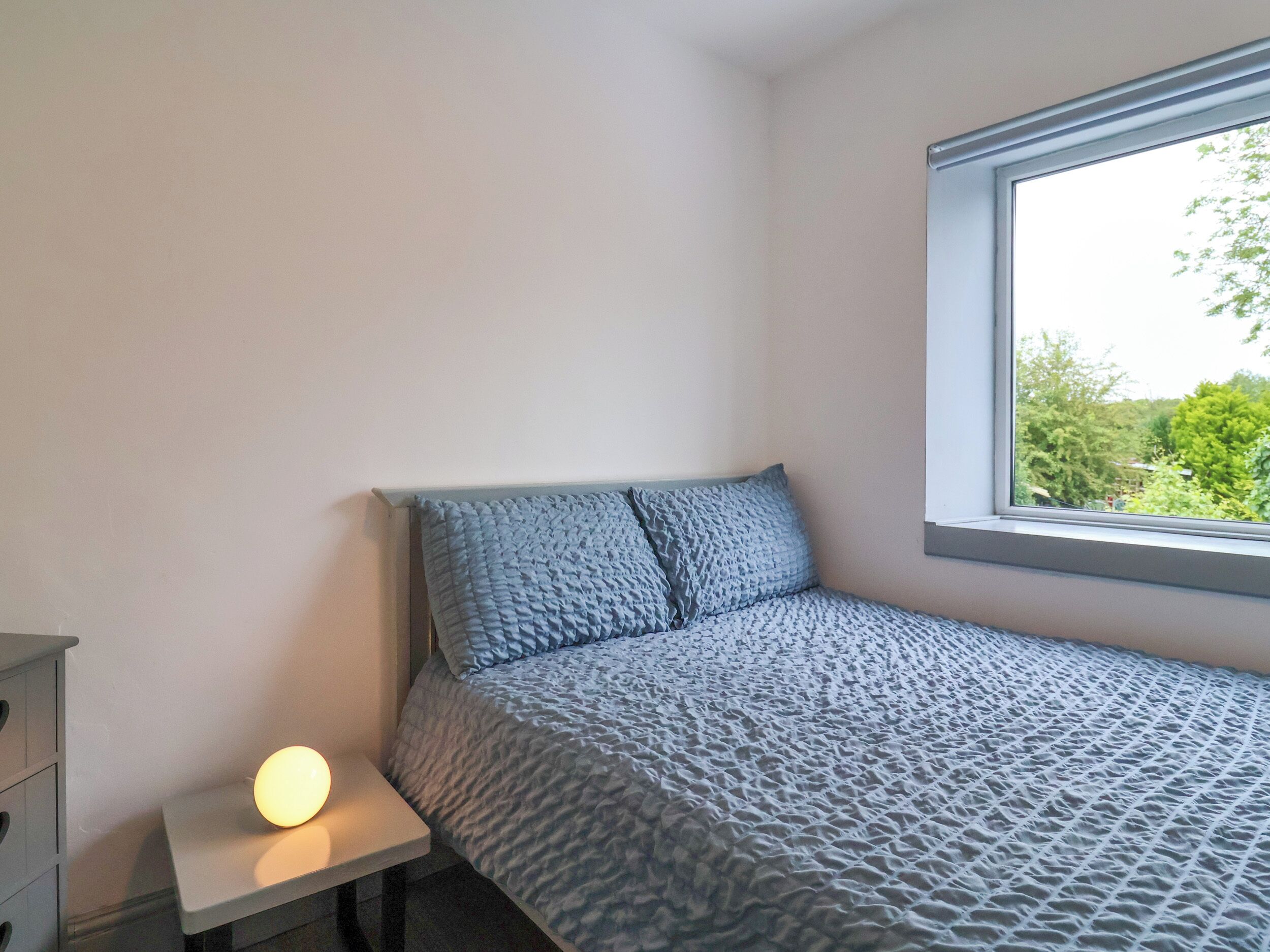 2 Schlafzimmer, individuell dekoriert, individuell eingerichtet