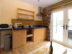 Frigorifero, bollitore elettrico, pentole/stoviglie/utensili