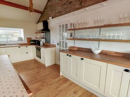 Geladeira, lava-louças, chaleira elétrica, torradeira