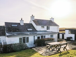 Outdoor dining - Fferm Porthdafarch South Farm House (Holyhead)
