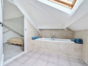 5 bedrooms, individually decorated, individually furnished, free WiFi - Mallacleave House (Bideford)