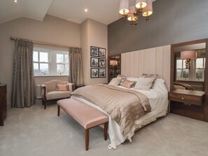 5 makuuhuonetta, yksilöllisesti sisustettu, yksilöllisesti kalustettu