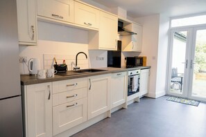 Kühlschrank, Geschirrspüler, Wasserkocher, Kochgeschirr/Geschirr/Besteck