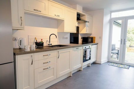 Refrigerador, lavavajillas, tetera/pava eléctrica, utensilios de cocina