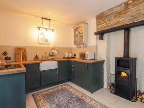 Een koelkast, een waterkoker, een broodrooster