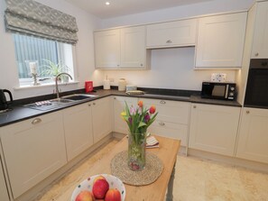 Frigorífico, lavavajillas, hervidor eléctrico y tostadora