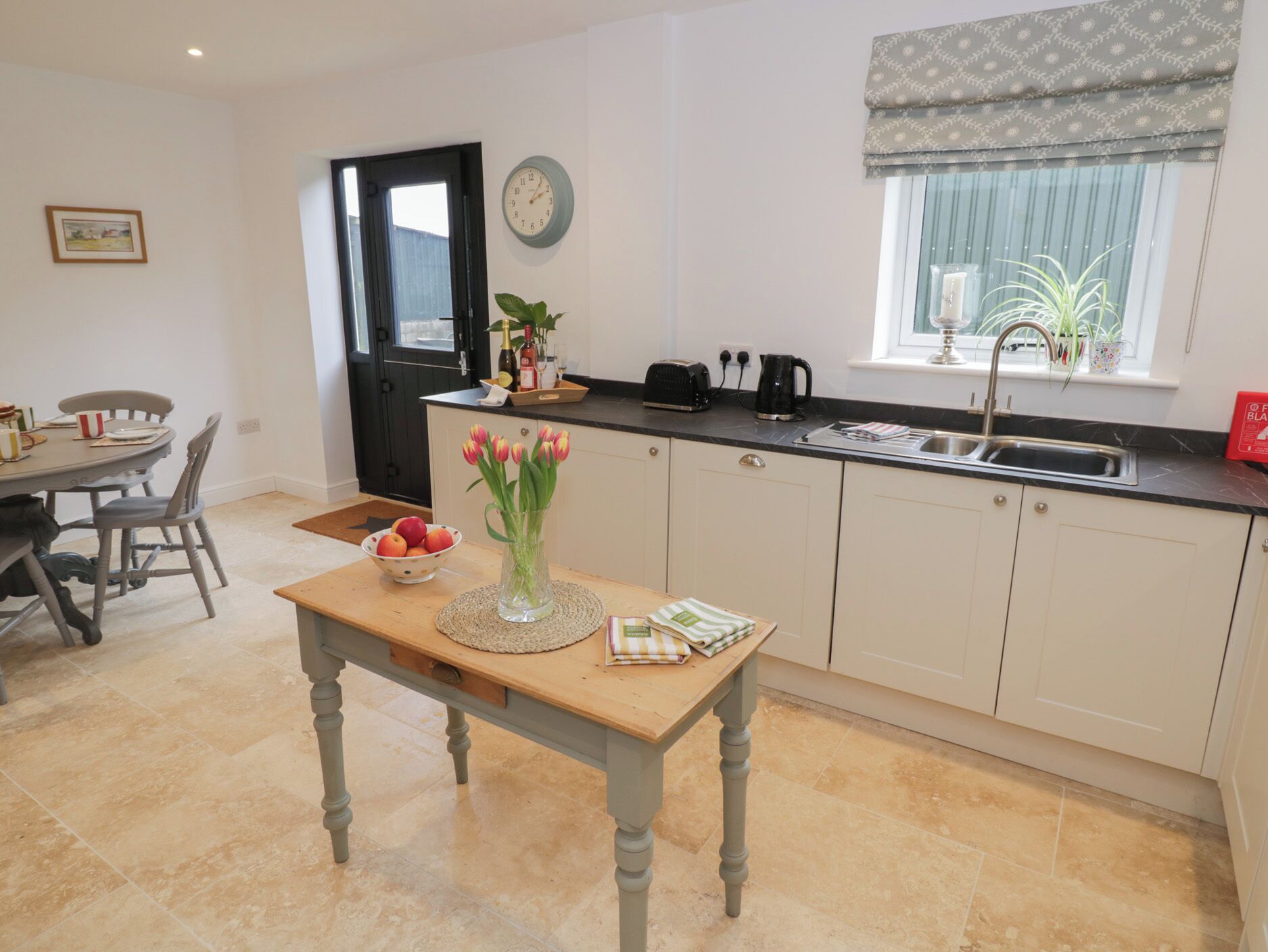 Peti sejuk, mesin basuh pinggan mangkuk, cerek elektrik, pembakar roti 