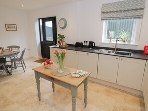 ตู้เย็น, เครื่องล้างจาน, กาต้มน้ำไฟฟ้า, เตาปิ้งขนมปัง