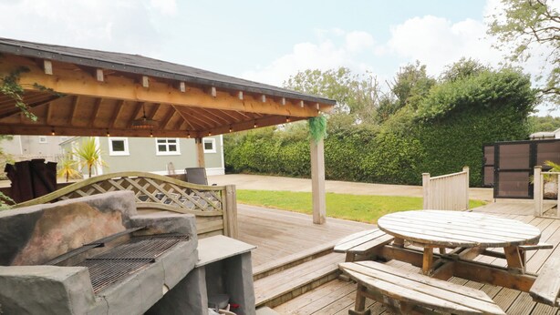 Outdoor dining - Woodside Guest House (Coleraine)