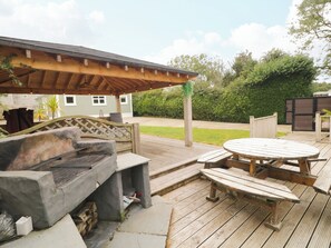 Outdoor dining - Woodside Guest House (Coleraine)