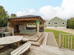 Outdoor dining - Woodside Guest House (Coleraine)