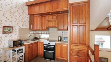 Frigorífico, hervidor eléctrico, tostadora y utensilios de cocina