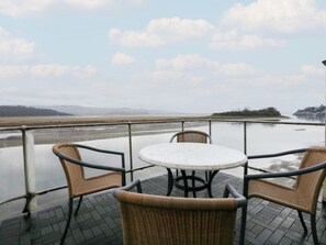 Outdoor dining - 11 South Snowdon Wharf (Porthmadog)