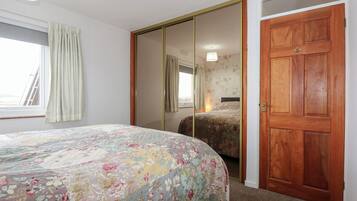 2 dormitorios, decoración individual, mobiliario individual