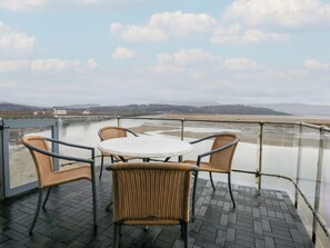 Outdoor dining - 11 South Snowdon Wharf (Porthmadog)