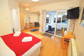 3 bedrooms, individually decorated, individually furnished, free WiFi - River's Edge Penthouse (Porthmadog)