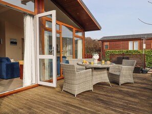 Outdoor dining - Matilda Lodge (Plymouth)